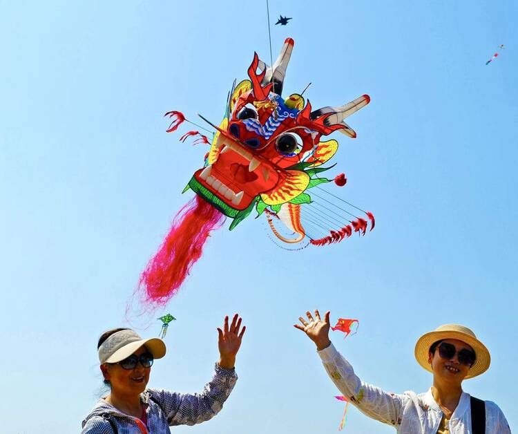 大连：风筝节上“秀”纸鸢