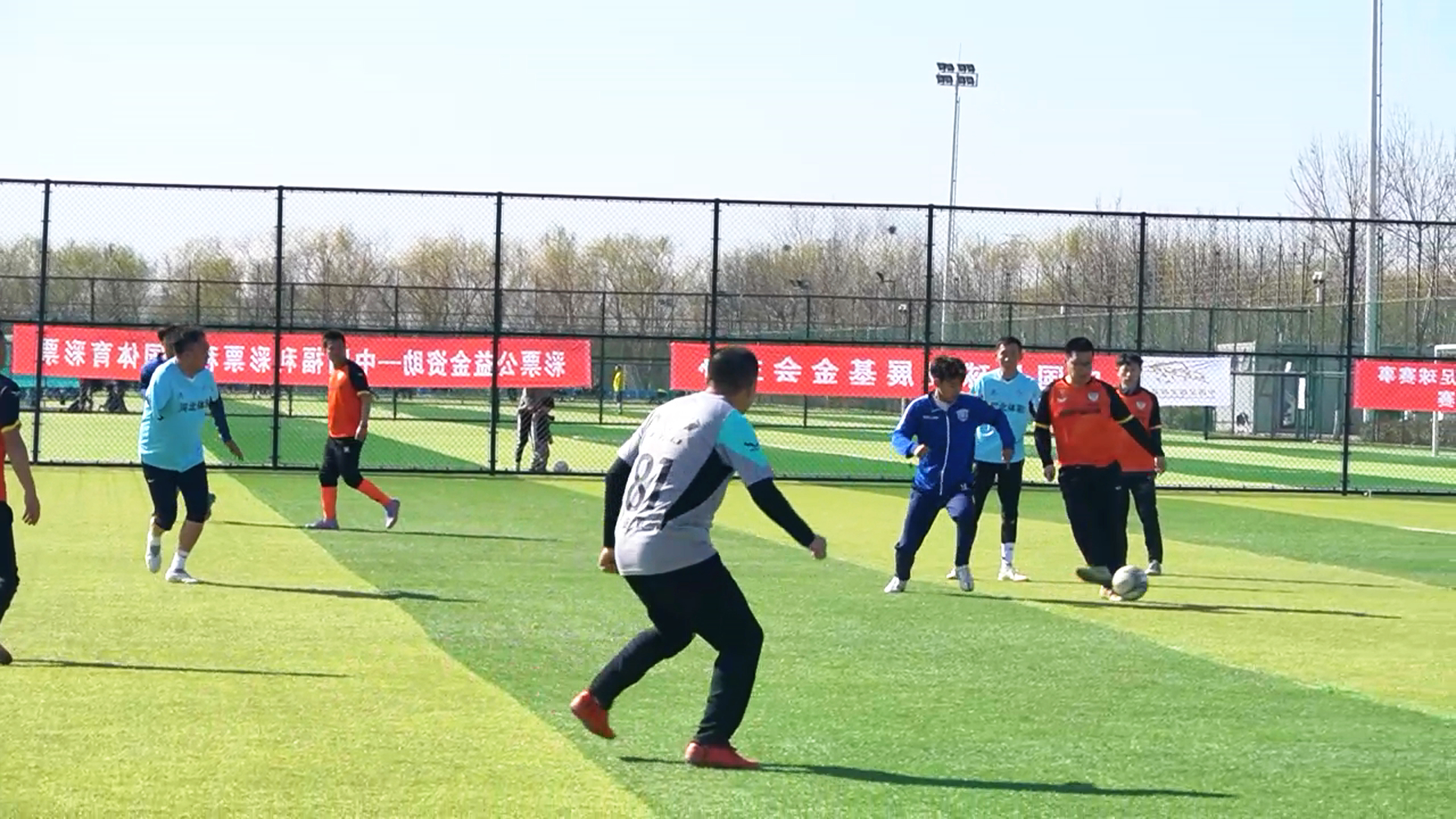 路北区幸福之星杯足球锦标赛激情开赛_fororder_图为路北区幸福之星杯足球锦标赛现场 克成帅 摄 (2)