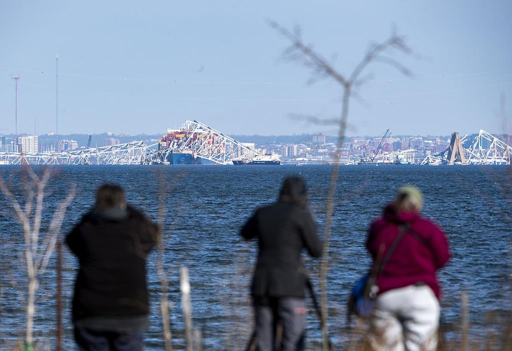 美国拆除塌桥进展缓慢 巴尔的摩港继续关闭