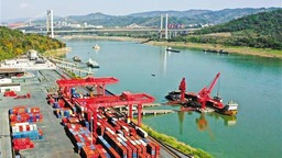 重庆：长江上游首个5000吨级输油趸船安装完毕