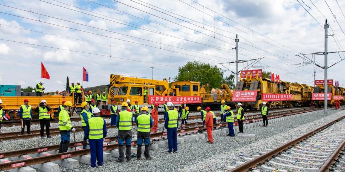 匈塞鐵路塞爾維亞境內諾蘇段實現鋪軌貫通