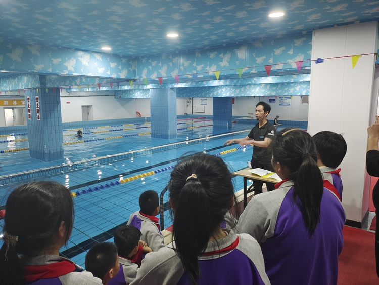 保定市满城区水中教学防溺水课堂搬进游泳馆