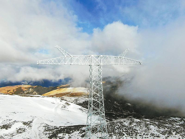 全球海拔最高特高压输电铁塔,位于甘孜巴塘德达乡色烔玛山上的金上至