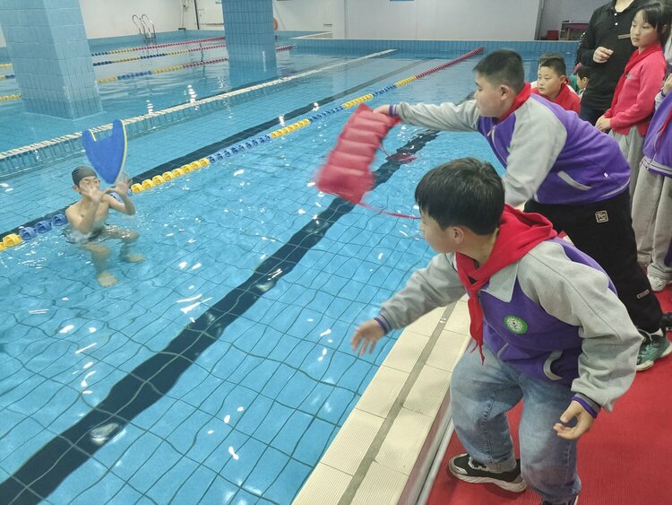 保定市满城区水中教学防溺水课堂搬进游泳馆