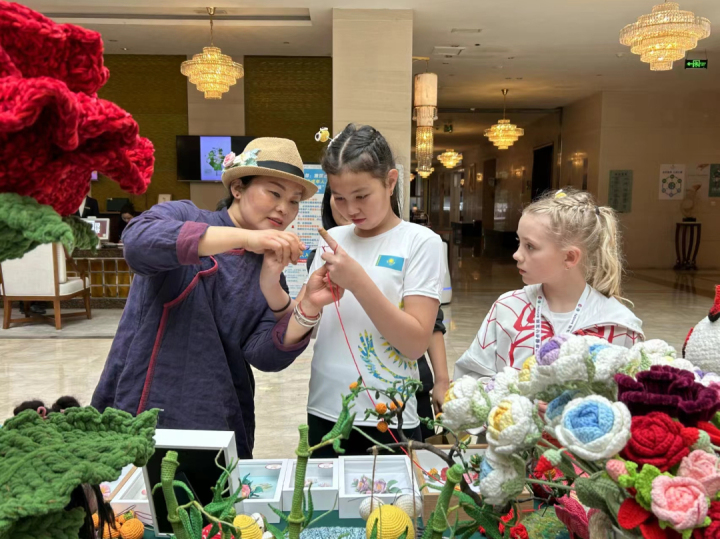 （转载）“有趣！”“新奇！”外国友人在眉山沉浸式感受非遗魅力