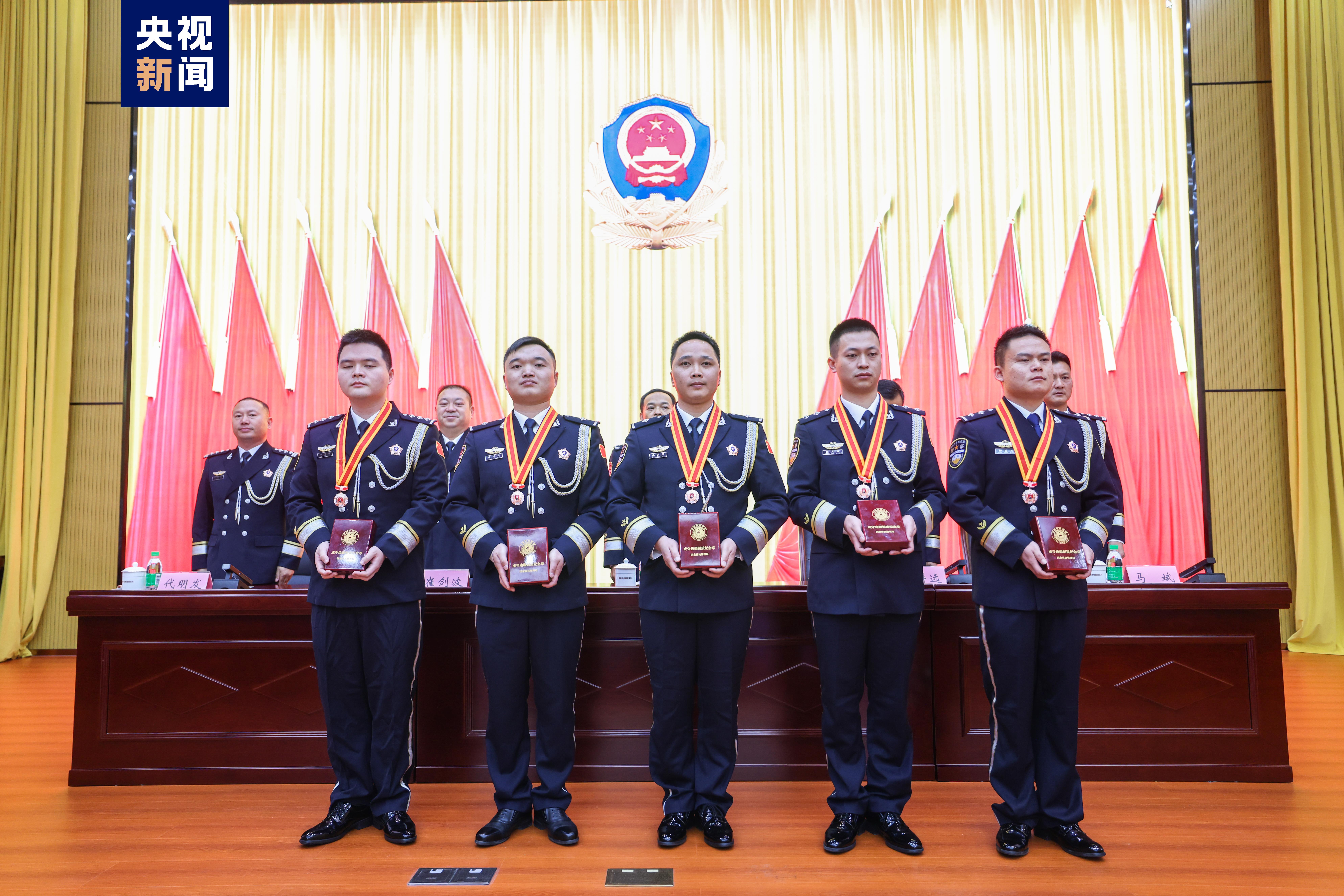20年,10年的在编在职移民管理警察,分别颁发金质,银质,铜质纪念章