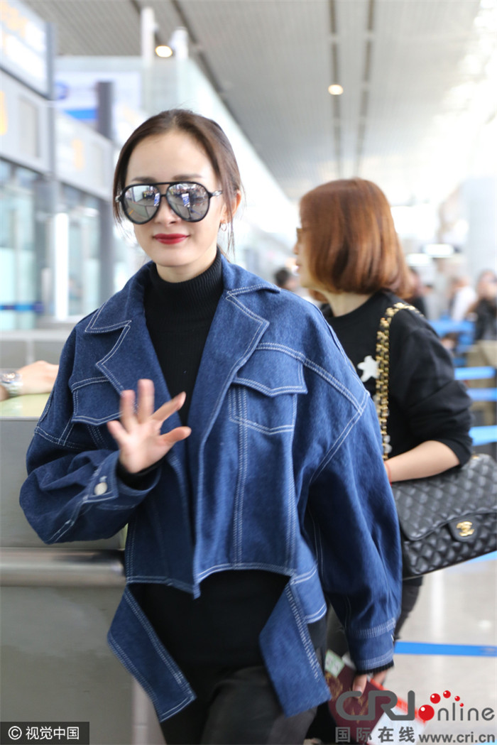 杨幂镭射墨镜现身机场涂大红嘴唇显高冷御姐范