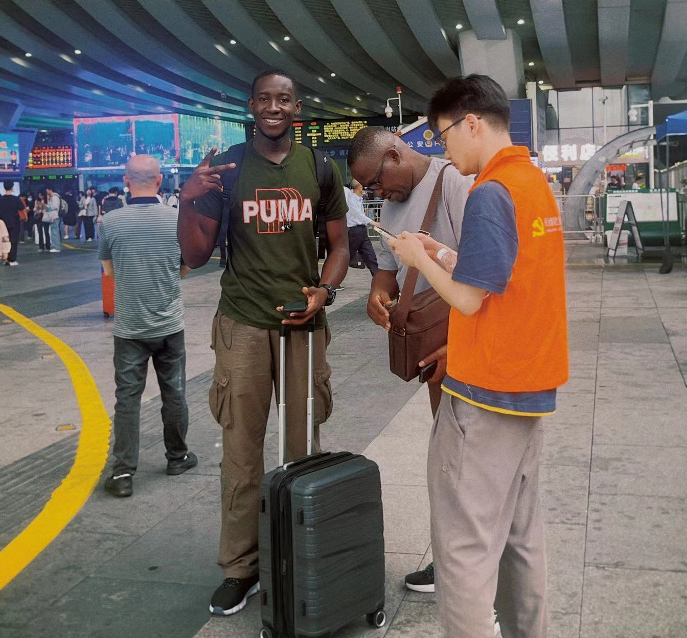 深圳北站先锋服务队：温暖五一出行 城市温情满载_fororder_壁垒