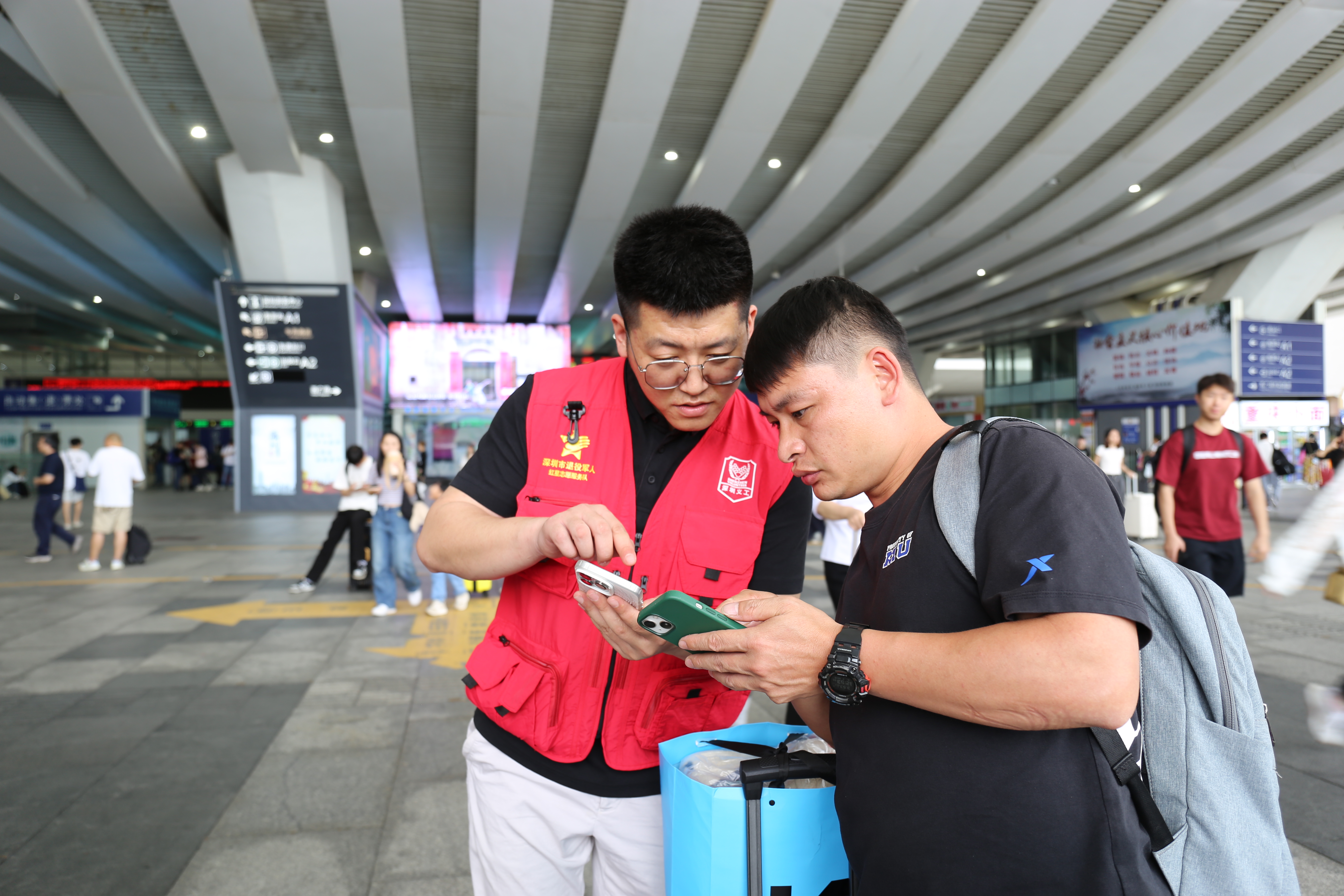 中铁建工集团华南公司“心连心”志愿服务队暖心护航出行路_fororder_66c20a261a7d0f72e29edb26c147ad5