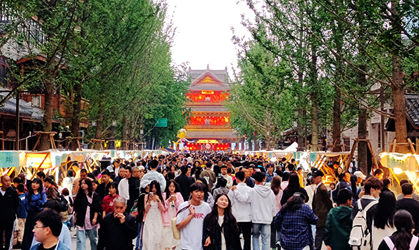 当燃宜宾｜从三个维度看“五一”宜宾火爆出圈_fororder_透过合江街的人气，可见“五一”宜宾旅游的火爆程度-摄影-陈忆