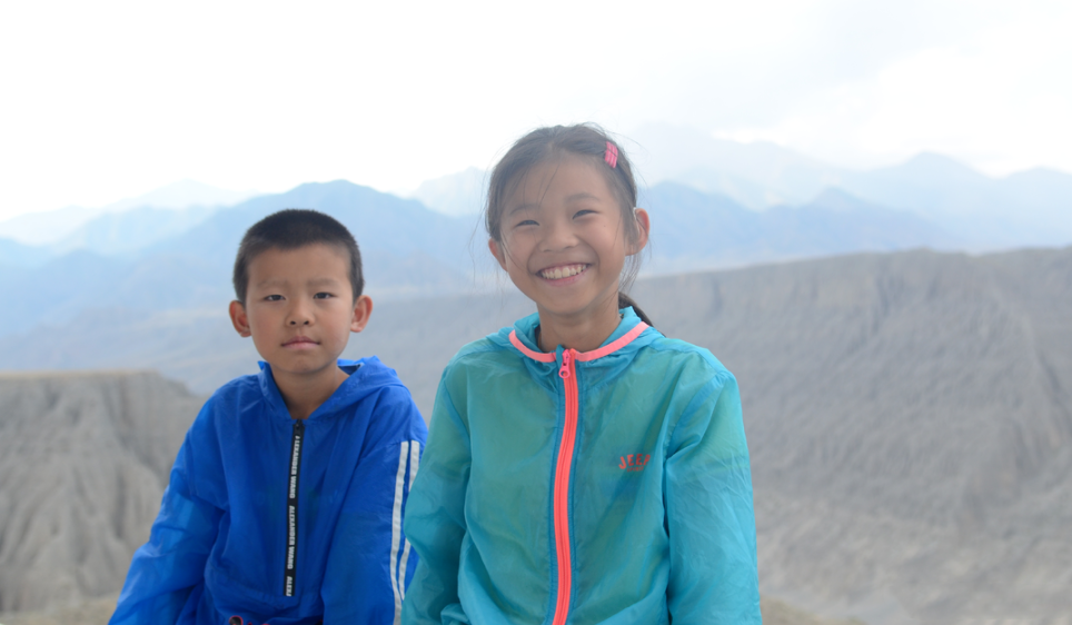 流暢英文對話國外網友！新時代好少年姐弟同心講好中國故事