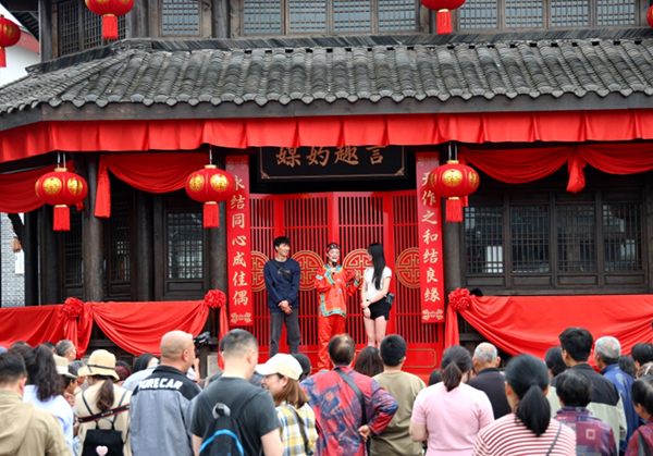 当燃宜宾｜“好玩 好逛 好风景” 宜宾李庄古镇开启“人从众”模式_fororder_“媒妁趣言”表演-供图-翠屏区融媒体中心