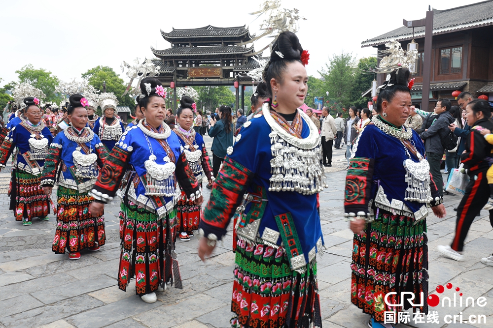 貴州丹寨“五一”旅遊市場火熱 舉辦精彩紛呈系列活動_fororder_苗族盛裝巡遊  攝影  楊展淩