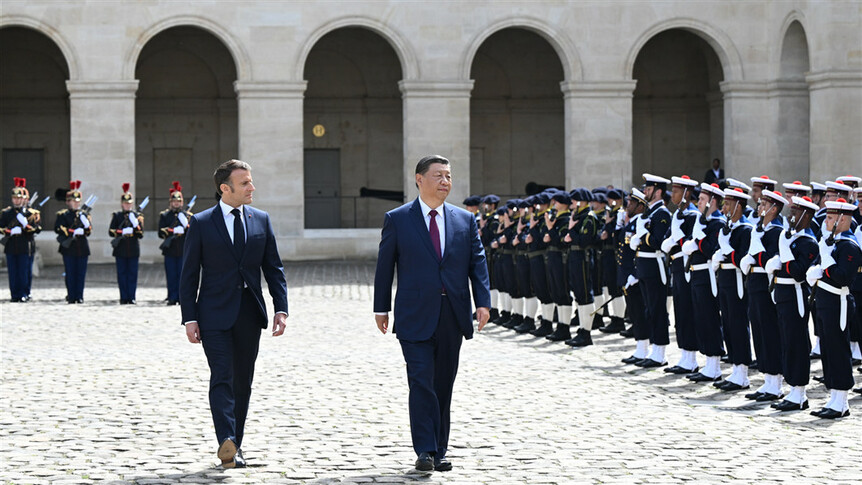 習近平出席法國總統馬克龍舉行的歡迎儀式_fororder_1715032216108_632