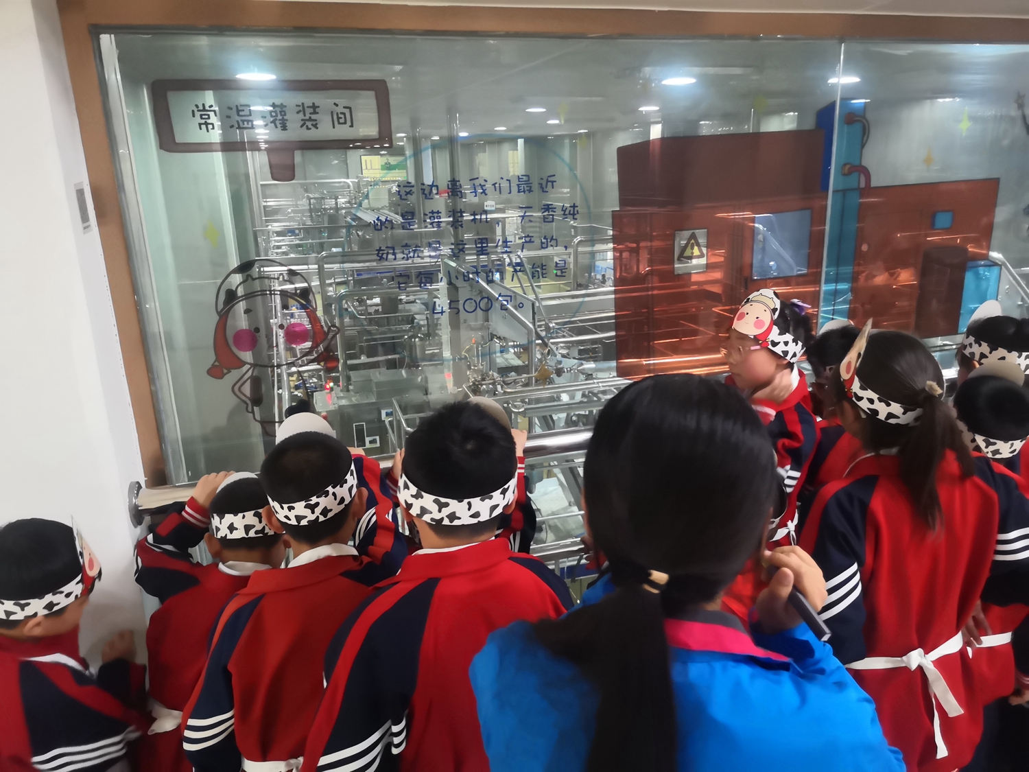 保定市滿城區：解碼‘鮮奶’背後的秘密_fororder_參觀常溫罐裝車間 攝影 楊建朋