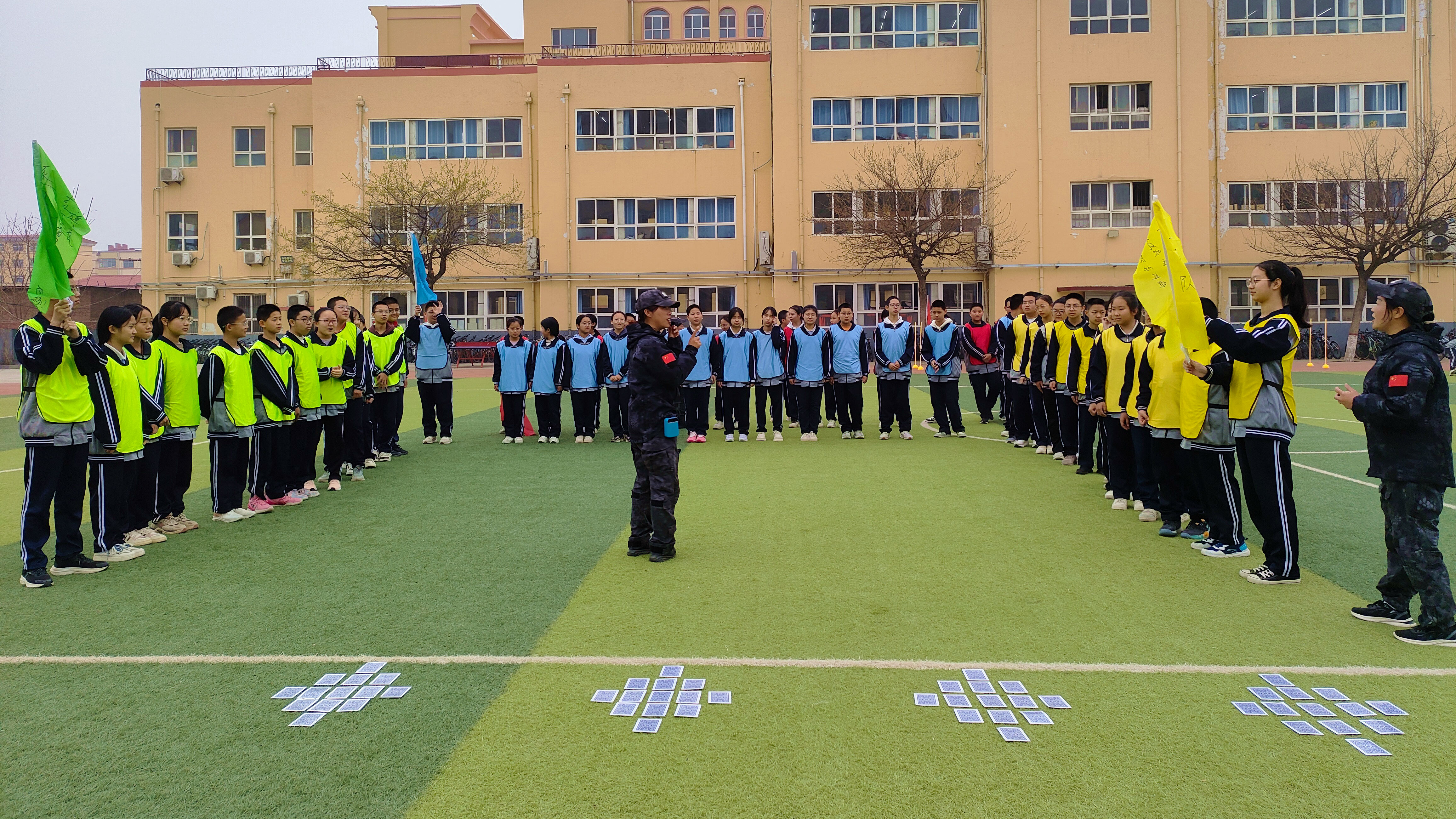 河北唐县：育心赋能 健康成长_fororder_老师向学生们讲解活动的规则