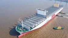 江蘇南通：可裝載24188個集裝箱的超大型集裝箱船出海試航
