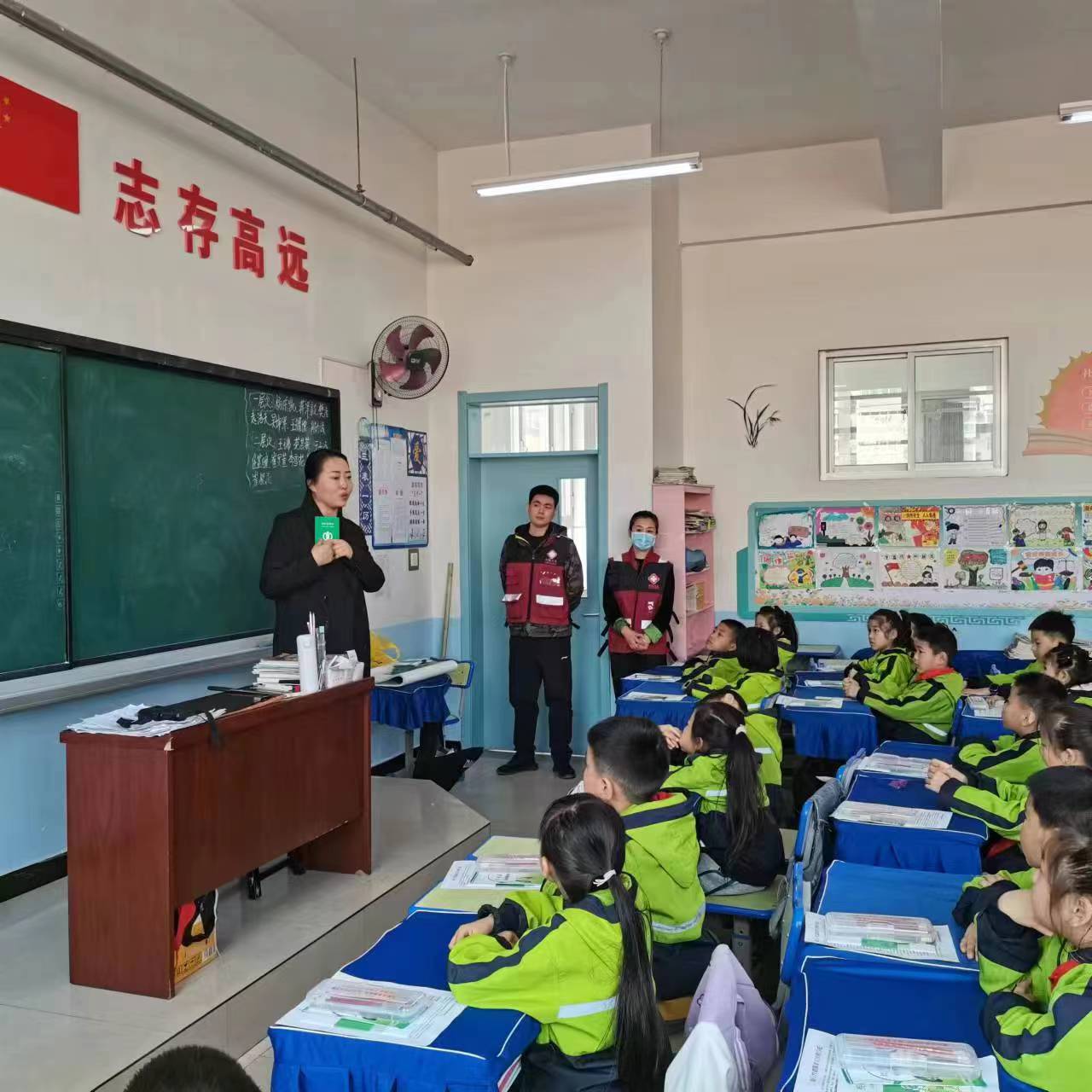 河北淶源開展“世界衛生日”主題活動_fororder_在學校宣傳