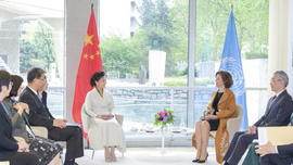 Peng Liyuan Visits UNESCO Headquarters, Meets Agency Chief_fororder_图片13