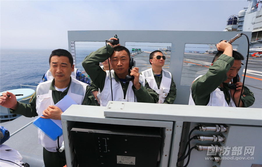 编队指挥员顾正权说:"这次远航训练中,编队官兵在练筹划指挥,练态势