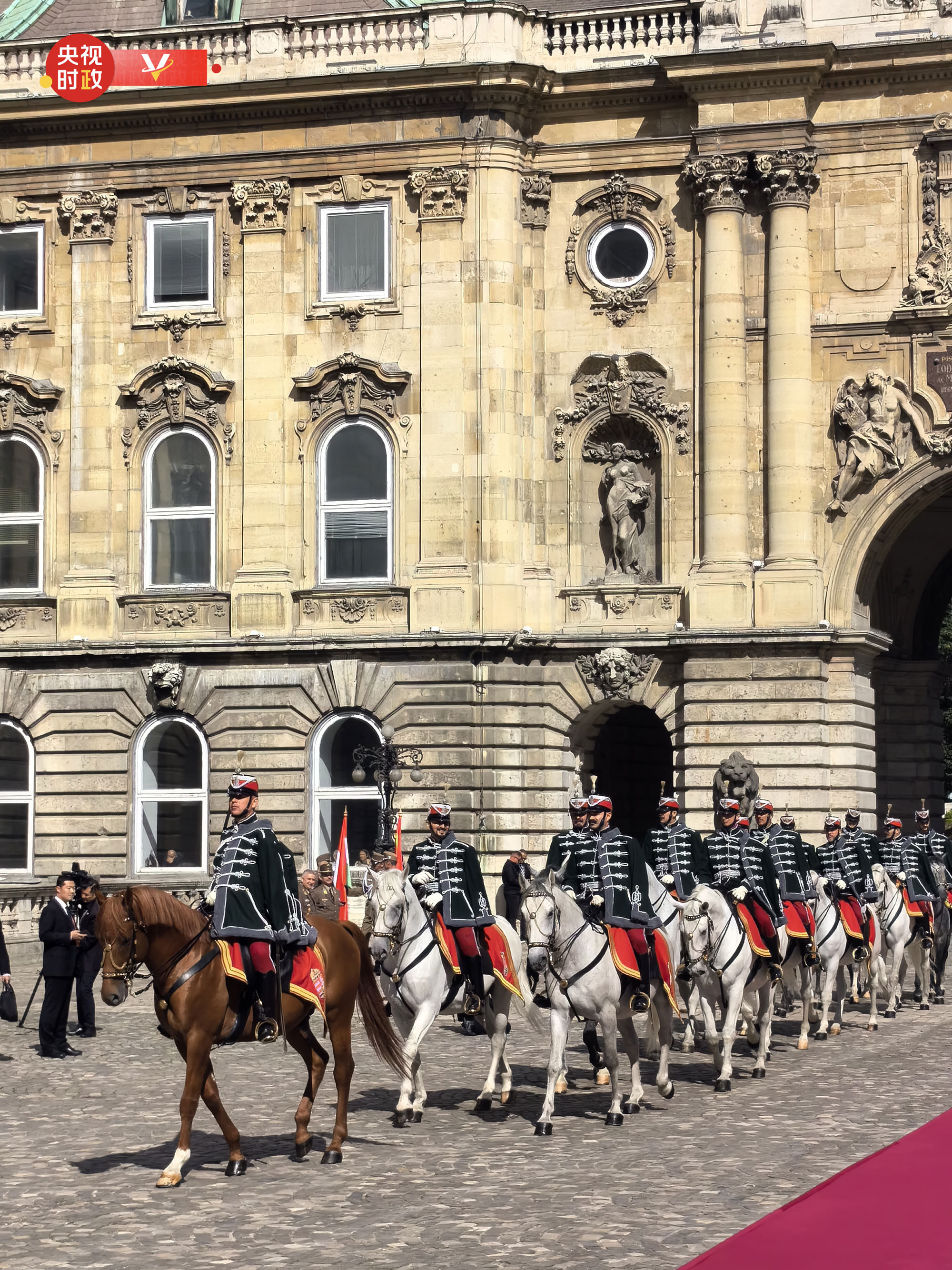 时政快讯丨习近平抵达布达王宫内庭 出席匈牙利总统和总理共同举行的欢迎仪式