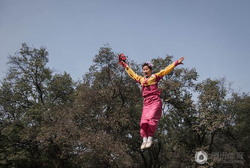 朝鲜体育大会丰富多彩 秋千跷跷板抢眼