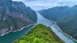 一眼清新！雨后巫峡又新又绿