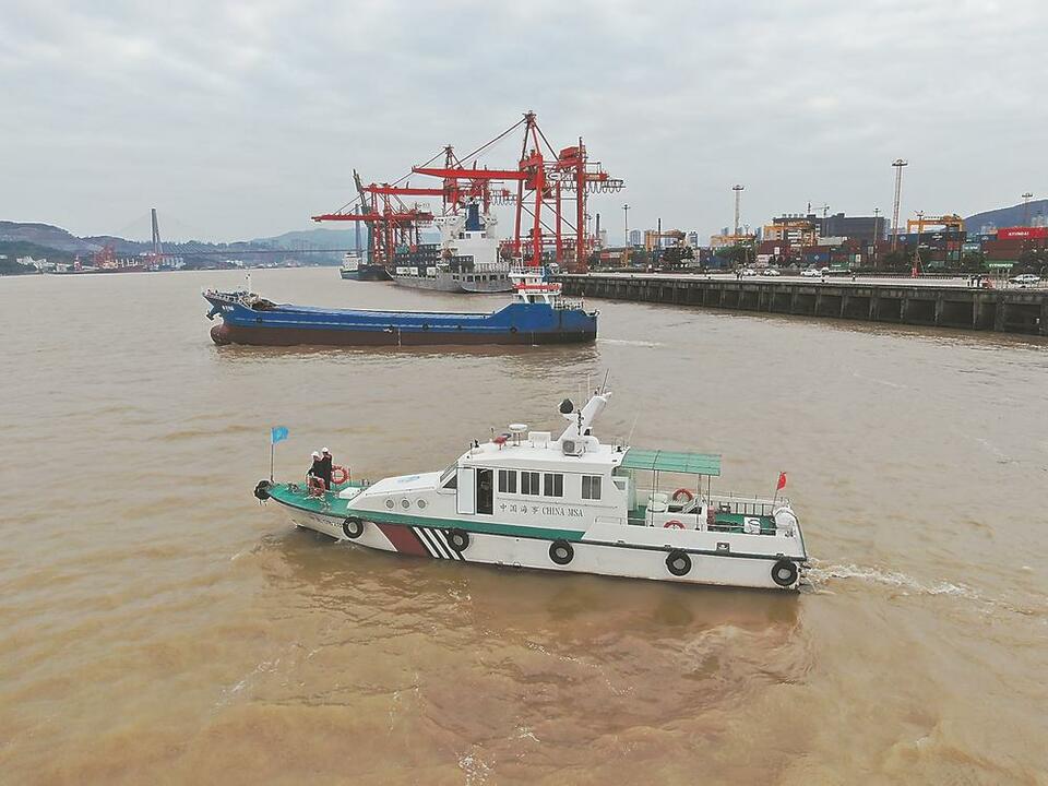 记者 张颖 通讯员 许思敏 张靖 摄9日16点50分,伴着一声清亮的汽笛声