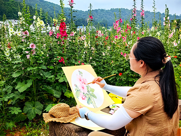 “5·20”相约成都金堂鲜花山谷 畅游蜀葵花海_fororder_游客写生现场-供图-金堂县委宣传部(1)