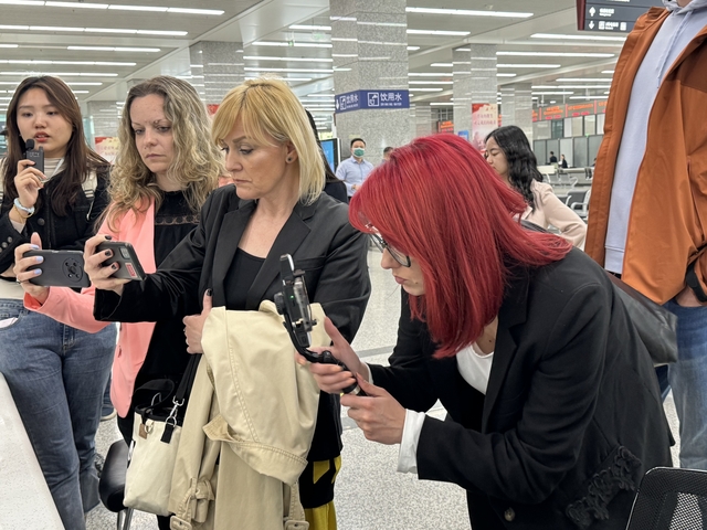 點讚“北京服務” 中東歐外媒記者團打卡北京市政務服務中心_fororder_微信圖片_20240411100327