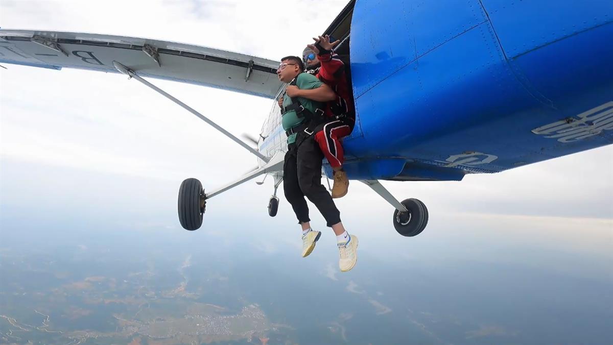 湖北十堰市首次機降高空跳傘在竹山首跳成功