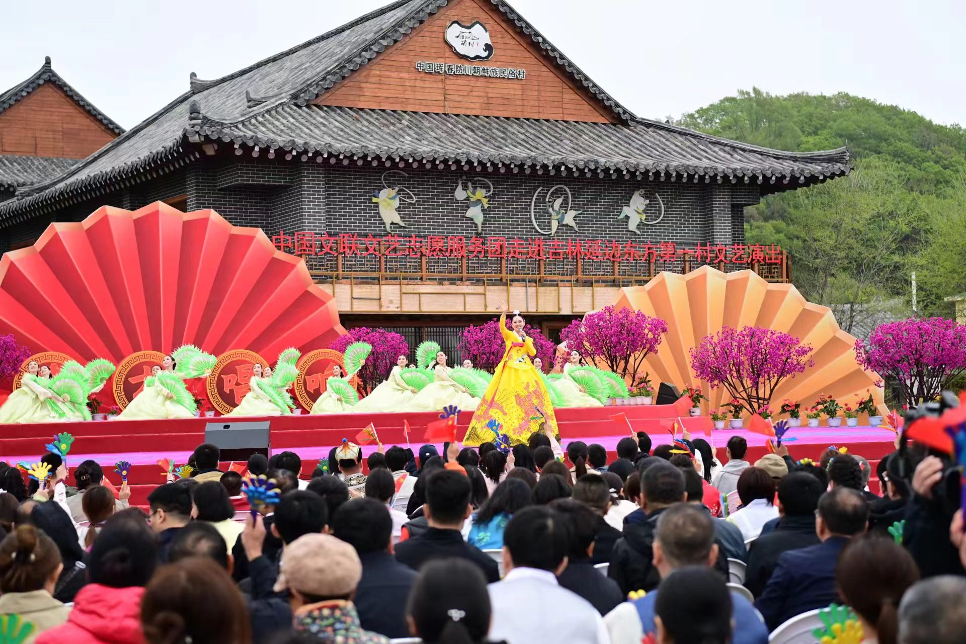 ​東方唱響時代強音 ——“中國文聯文藝志願服務團走進吉林延邊東方第一村文藝演出”側記