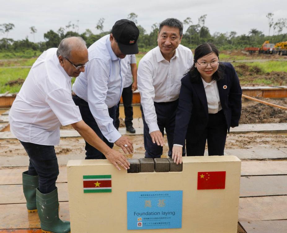 纵贯使领馆 | 中国驻苏里南大使韩镜：“此访是两国关系史上的又一个里程碑”