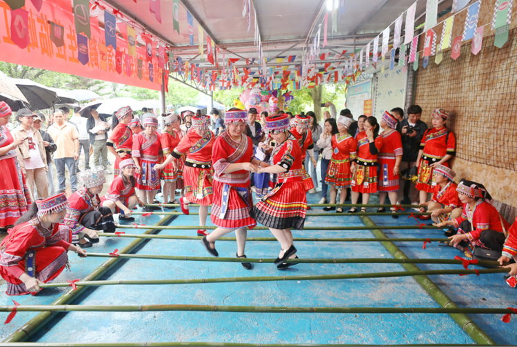 广西钟山县：各族群众对歌起舞庆佳节_fororder_图片15