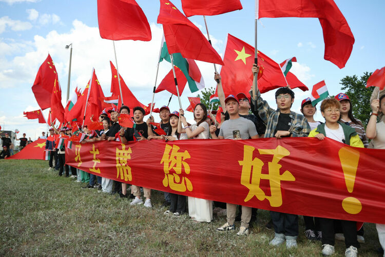 高清大图丨习近平结束对匈牙利的国事访问 乘专机离开布达佩斯