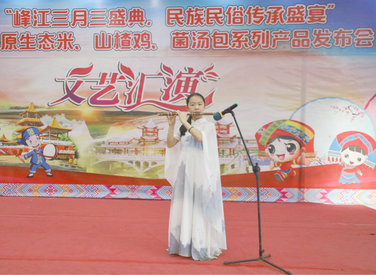 广西钟山县：各族群众对歌起舞庆佳节_fororder_图片19