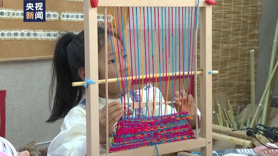 幼儿园萌娃变“大厨” “过家家”照进现实