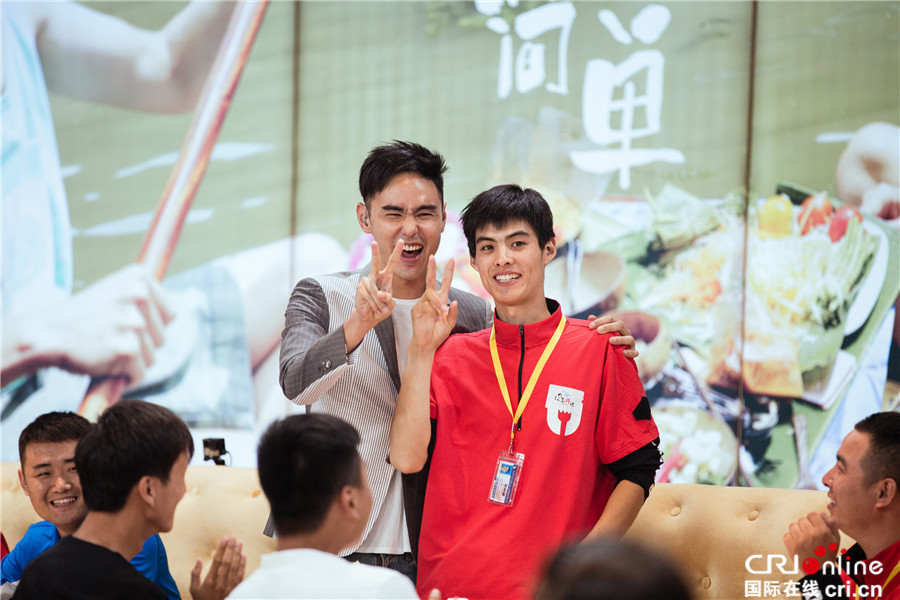 《十二道锋味3》 群星互动打造正能量美食综艺