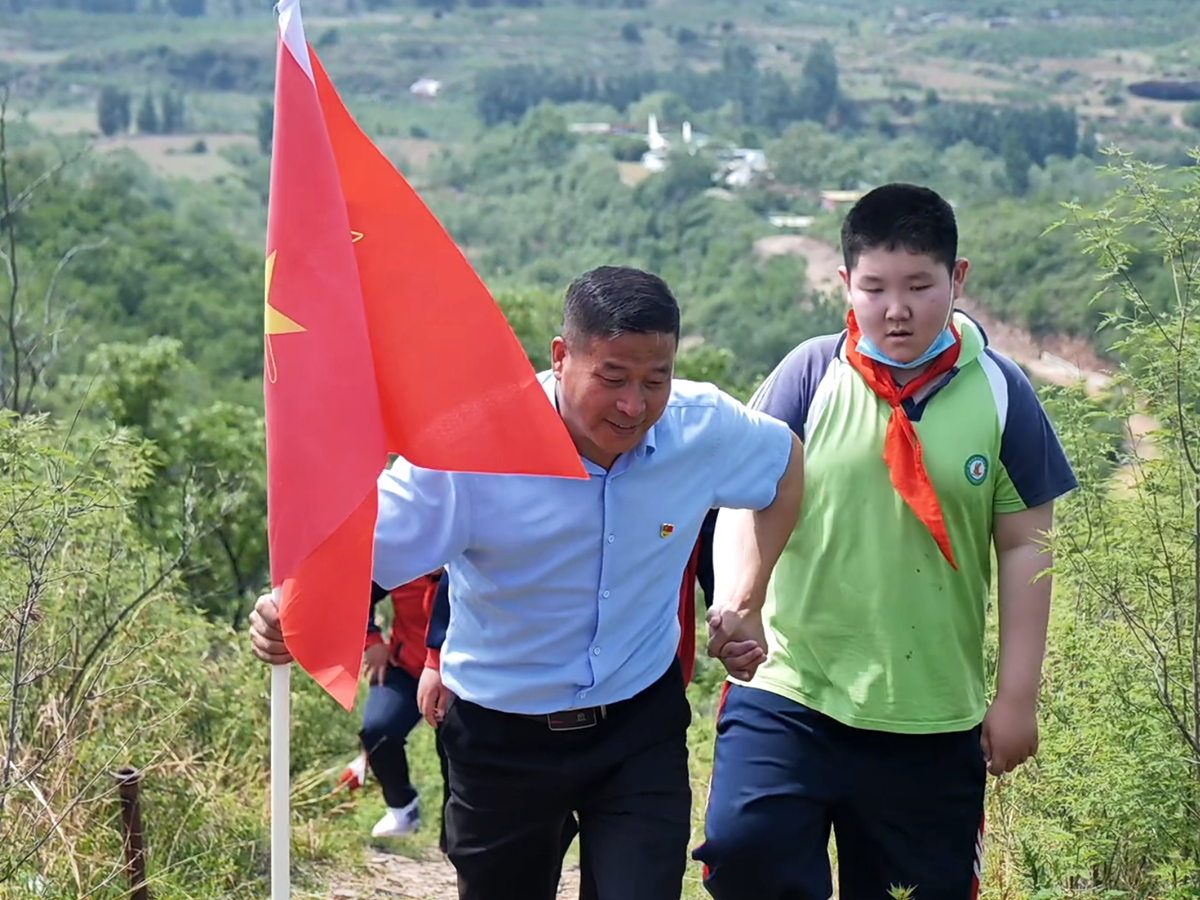 保定市滿城區：弘揚長征精神 傳承紅色基因_fororder_師生共同重走長征模擬路線 攝影 朱肖