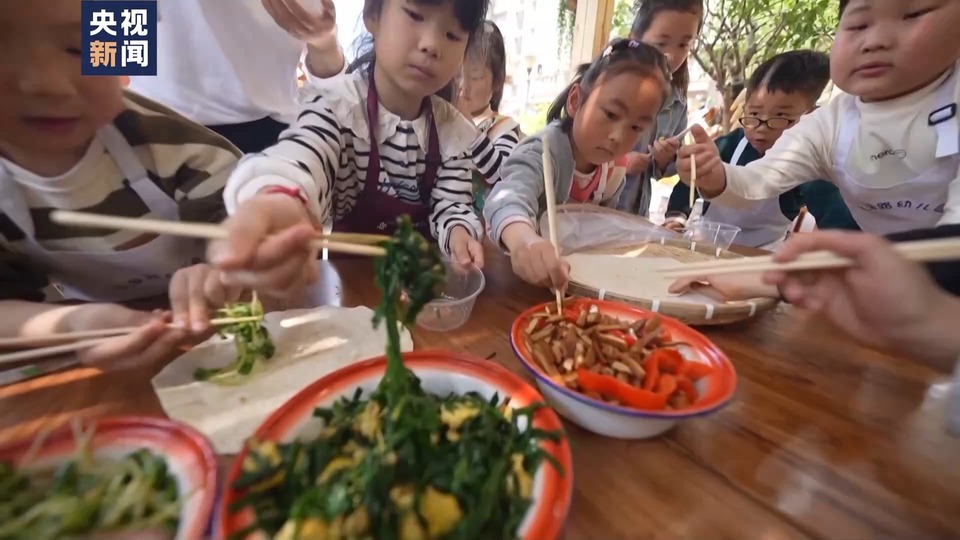 幼儿园萌娃变“大厨” “过家家”照进现实