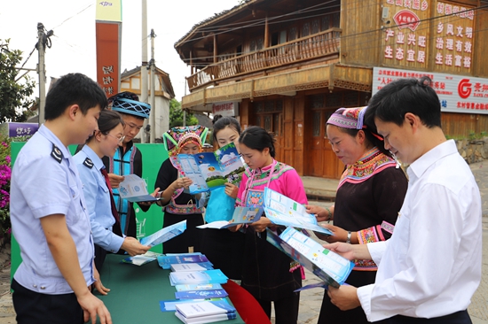 贵州税务：税“惠”赋能旅游产业 约您一起“上春山”_fororder_图为普安县税务局“助茶小分队”宣传税费政策.JPG