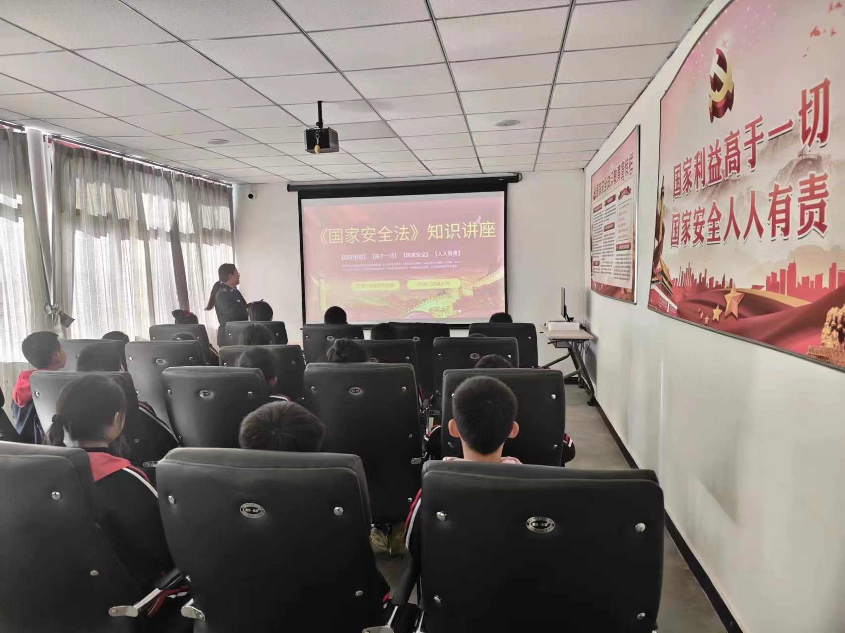 河北淶源開展“全民國家安全教育日”法治宣傳活動_fororder_淶源縣司法局工作人員為同學們講解國家安全法