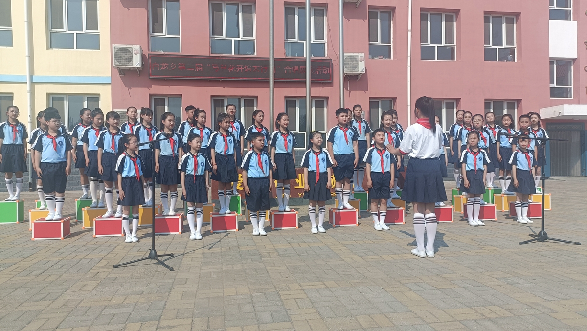 保定市滿城區:用歌聲美育鄉村 看蘭花開遍原野_fororder_白龍鄉第二屆“馬蘭花開遍太行山”合唱展演活動現場 攝影 王永佔