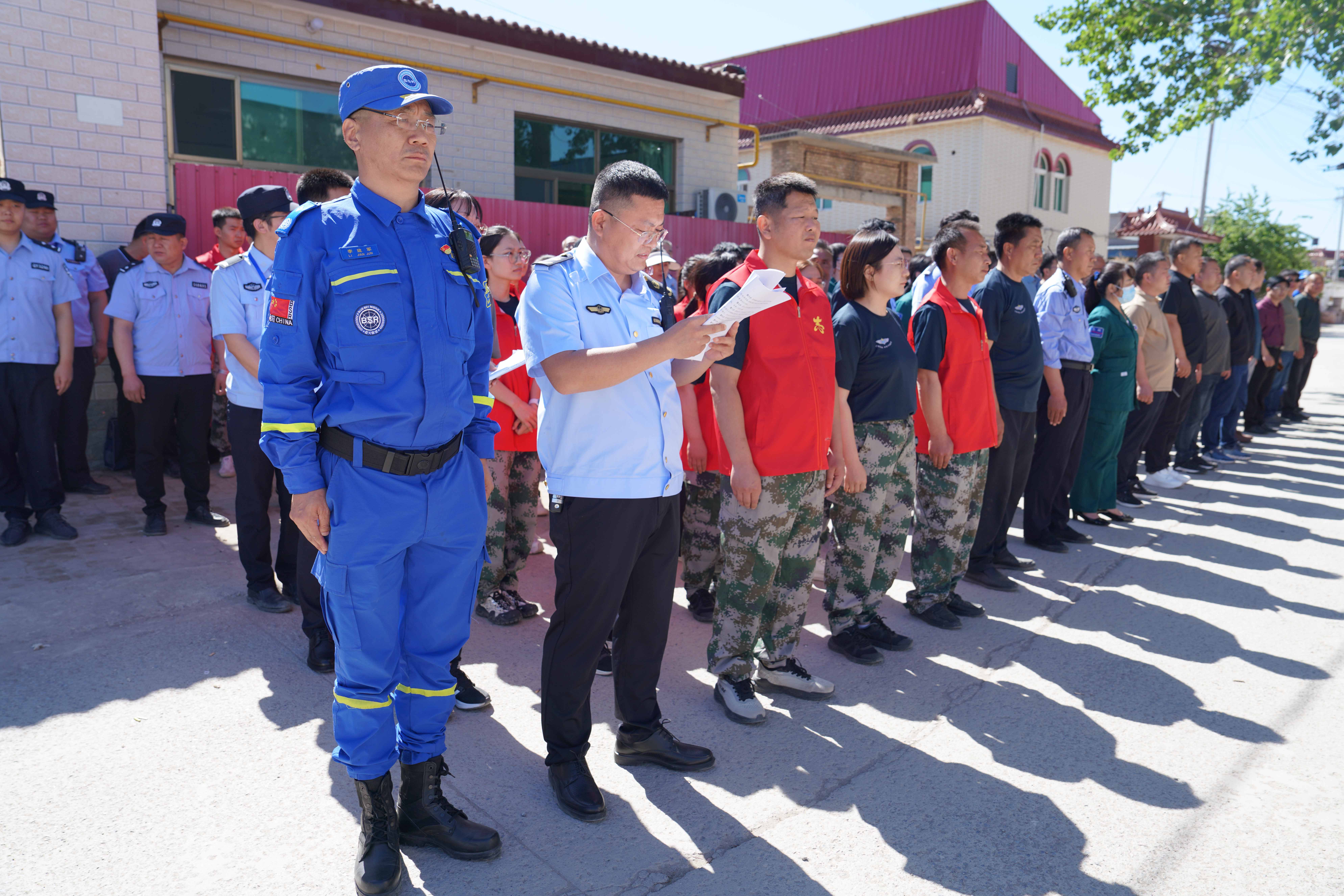 河北清苑:舉行2024年度蓄滯洪區內村莊防汛避險人員轉移演練_fororder_清苑區望亭鎮蓄滯洪區內村莊防汛避險人員轉移演練現場。攝影 王磊