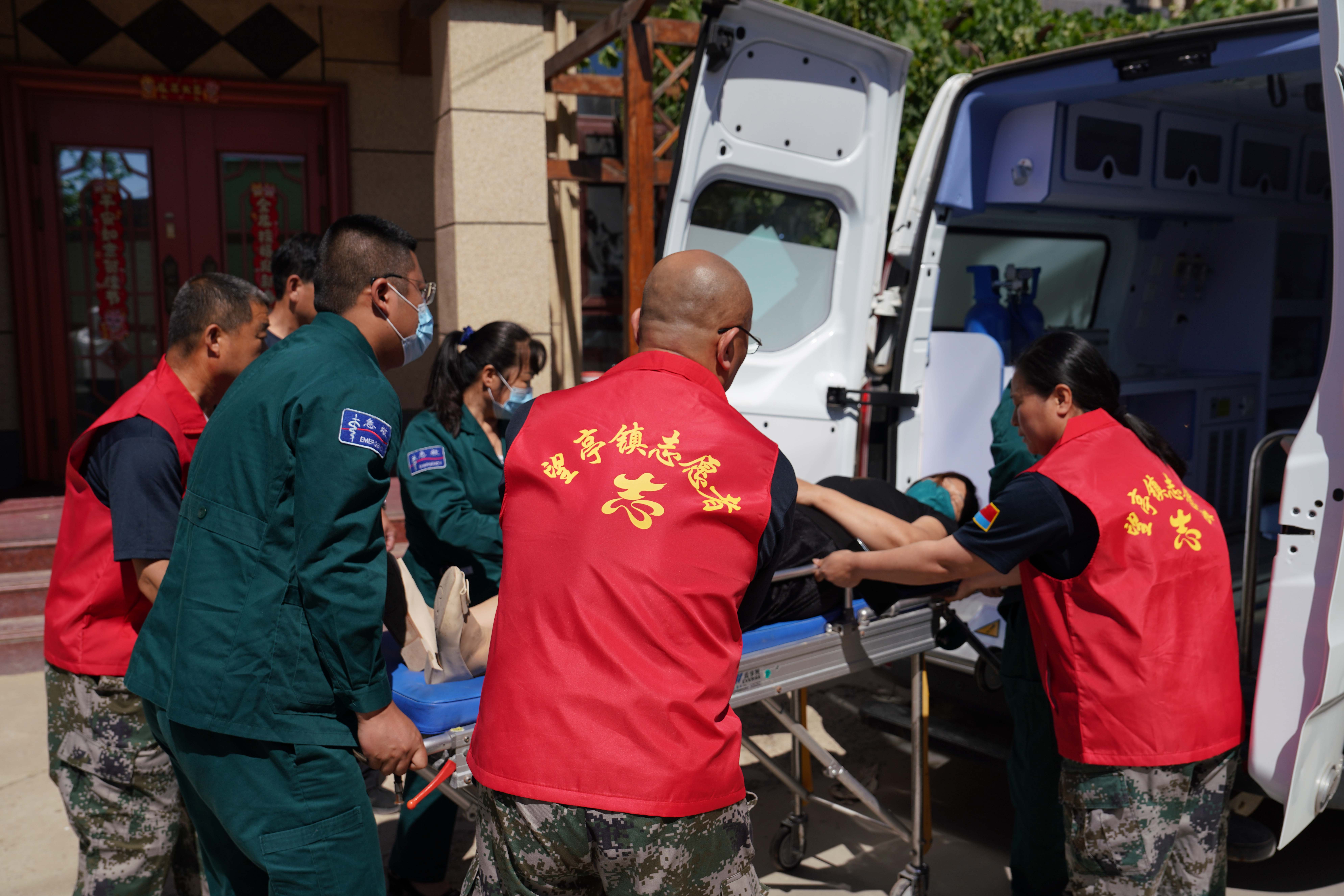 河北清苑:舉行2024年度蓄滯洪區內村莊防汛避險人員轉移演練_fororder_醫務人員模擬處置突發醫療情況。攝影 王磊