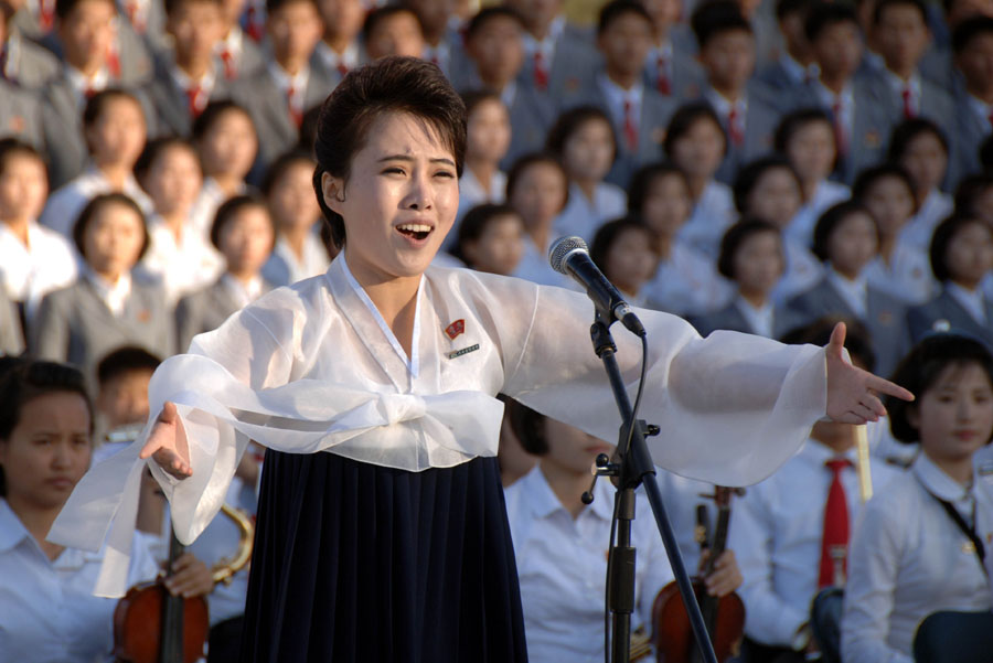朝鲜举办舞会和演出庆祝打倒帝国主义同盟成立90周年组图