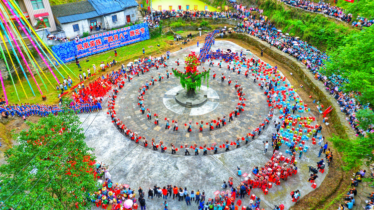 湖南凤凰"四月八"跳花节精彩开演