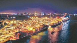 巨轮列阵 厦门港首次迎来三艘20万吨级集装箱船同靠