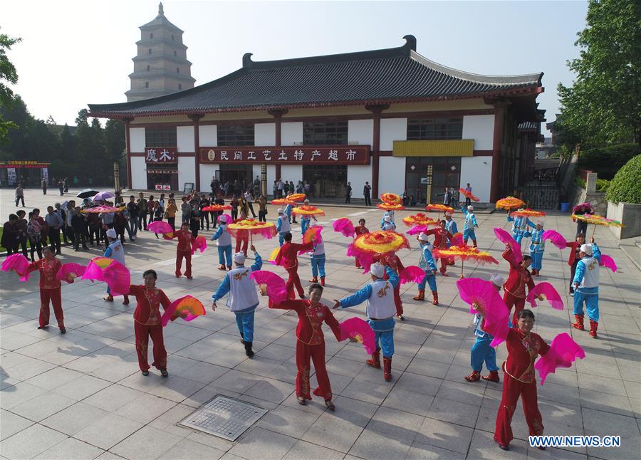 Yangge dancing troupe brings visitors authentic flavor of China' s North Shaanxi culture