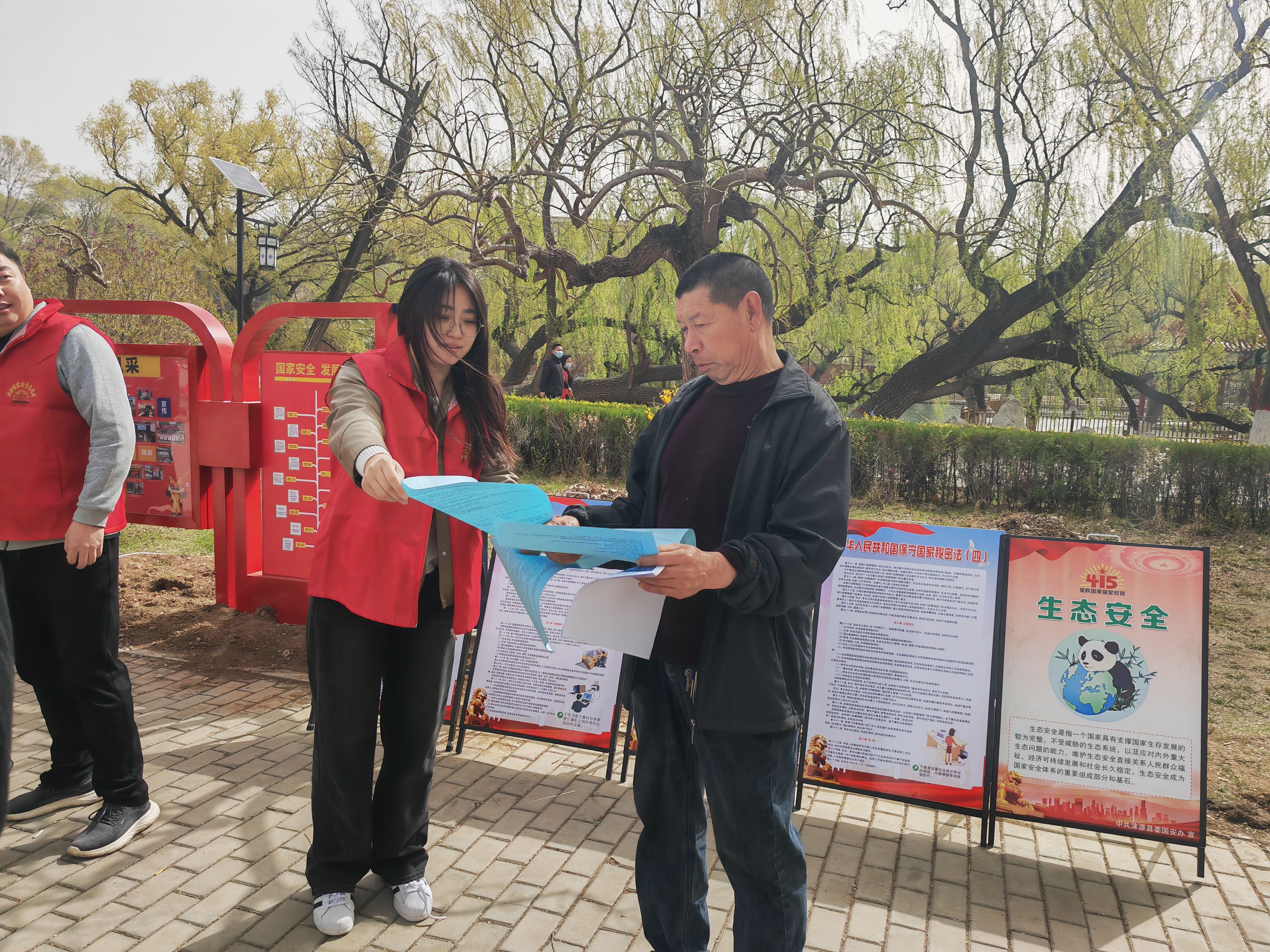 河北淶源開展“全民國家安全教育日”法治宣傳活動_fororder_縣國安辦工作人員向過往群眾講解國家安全法律法規